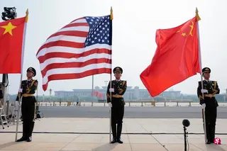 美国总统特朗普结束访华五天后，中国商务部星期三（5月20日）对最近一轮中美经贸磋商的初步成果做出解读。图为中国人民解放军官兵5月14日在北京人民大会堂前，为特朗普欢迎仪式做准备。 （路透社）