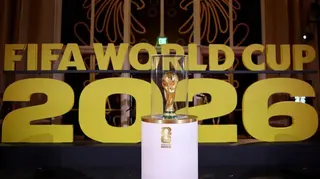 一張國際足協世界盃獎盃的照片，背景為「Fifa World Cup 2026」字樣