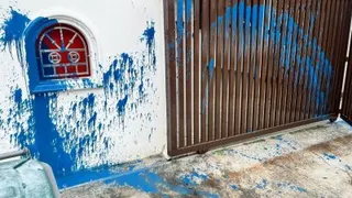 涉案巴士司机朝沙令成业花园一间住家泼蓝漆讨债。（图取自黄勃扬面子书）