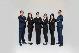 高虹安攜手藍白議員參選人拍照，被視為新竹跨黨派合作的重要訊號。（圖／新竹市議員李國璋辦公室提供）