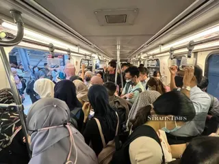Rapid Rail LRT chief operating officer Nor Azmi Mohd Yusof said weekday ridership in April averaged 289,282 passengers a day, up from 150,889 in 2020. NSTP/FILE PIC