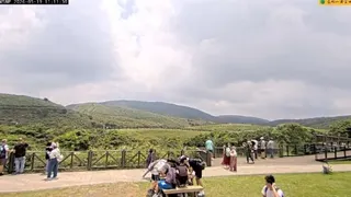 台阳明山擎天岗“野战桌”撤走再搬回  吸引大批民众涌往朝圣