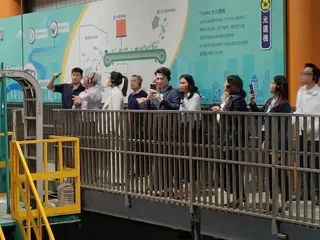 圖／外賓參訪「新北AI智慧分選廠」了解資源回收物的循環旅程，展現AI智慧辨識精準分類各類型的資源回收物。（新北市政府環保局提供）