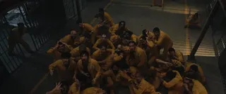 《鬼入獄》片中接連遭遇無法解釋的靈異事件之後，下一秒全體鐵漢直男獄友嚇得狂奔逃亡。（圖／金盞花大影業提供）