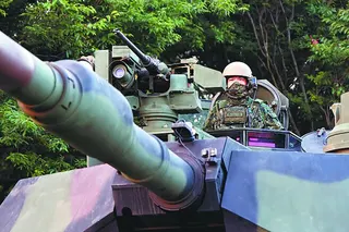 陸軍聯兵584旅聯兵3營20日凌晨執行M1A2T戰車戰備偵巡任務，官兵在天色未明前即完成機動前整備作業，在命令下達後，旋即將戰車開出駐地掩體，前往戰術位置投入作戰任務。（黃世麒攝）