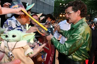 佩德羅帕斯卡出席「曼達洛人與古古」首映會，紅毯親切幫影迷簽名。(盧卡斯影業提供)