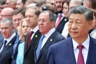 習近平在前方，後方是俄羅斯官員