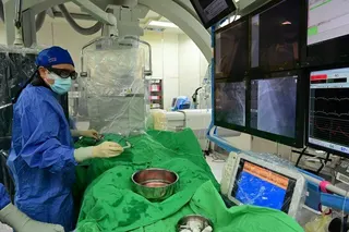 林男經醫師緊急置放3根支架後，總算大幅改善胸悶、心絞痛症狀。（亞大醫院提供）