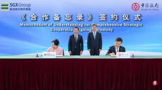 新交所与中国银行星期三（5月20日）签署升级版全面战略合作谅解备忘录。左起为新加坡交易所集团董事总经理兼中国区主席陈庆、新加坡交易所集团首席执行官罗文才、中国银行党委书记、董事长葛海蛟，以及中国银行金融机构部总经理李可欣。 （新交所提供）
