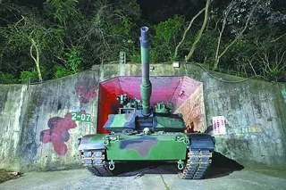 陸軍聯兵584旅聯兵3營20日凌晨執行M1A2T戰車戰備偵巡任務，官兵在天色未明前即完成機動前整備作業，在命令下達後，旋即將戰車開出駐地掩體，前往戰術位置投入作戰任務。（黃世麒攝）
