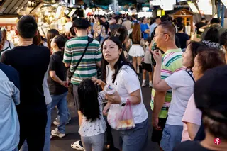 台湾总统赖清德宣布，政府将提出“台湾人口对策新战略”，其中包括向0至18岁民众每月发放5000元新台币成长津贴。图为人们在台北南机场夜市行走。 （路透社）