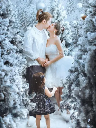 結婚3年的熊熊（右）與圈外老公育有2歲女兒。翻攝IG@beargenie