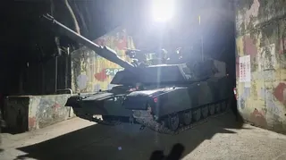陸軍今天淩晨出動6輛M1A2T戰車戰備偵巡。（劉宇捷攝）