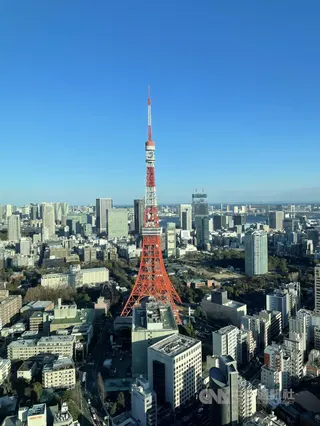 圖為日本東京鐵塔與東京市中心景觀。（中央社檔案照片）
