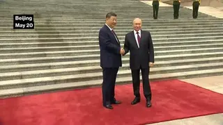 Xi Greets Putin at Welcome Ceremony in Beijing