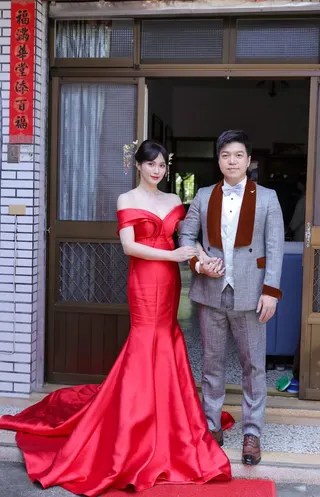 許鈞鈞（左）訂婚首度曝光老公正臉照。翻攝許鈞鈞Chun臉書