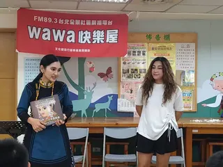 主持人詹明芫（左）與女兒一同主持廣播節目《wawa快樂屋》，去年還拿下廣播金鐘60最佳兒童節目主持人獎。翻攝FB＠Wawa快樂屋