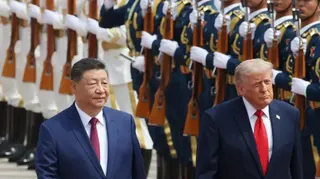 北京人民大會堂前特朗普（右）與習近平（左）檢閱解放軍儀仗隊（14/5/2026）