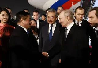 王毅在機場迎接普京
