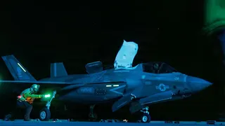美軍「的黎波里號」兩棲攻擊艦（USS Tripoli，LHA-7）正於夜間進行高強度飛行作業，甲板燈光劃破海上黑暗，戰機起降頻繁。 圖:翻攝自X帳號@LPX2019