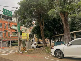 改善前的竹北仁愛國中周邊道路步行舉步維艱。（圖／翻攝自竹北市公所媒體群組）
