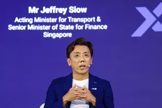 交通部代部长兼财政部高级政务部长萧振祥，星期四在新加坡亚洲科技会展的亚洲科技峰会上说，经济转型过程中，政府始终坚持“保护人民，而非守住岗位”的原则。（林明顺摄）