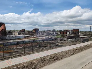 最新曝光畫面顯示，位於遭俄軍占領的克里米亞費奧多西亞石油碼頭，在多輪烏軍空襲後嚴重毀損。 圖:翻攝自X帳號@NOELreports