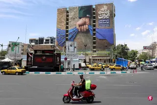 5月6日，在德黑兰瓦纳克广场附近一座建筑外墙上的广告描绘了霍尔木兹海峡，并用波斯语写着“永远在伊朗手中”。 （法新社）