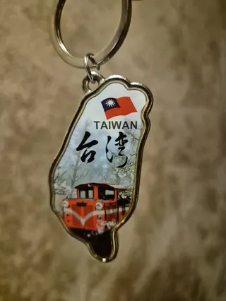 法國費加洛報記者德賈傑規劃壯遊，搭火車從巴黎到台灣。他去過一次台灣之後念念不忘，還把台灣形狀的鑰匙圈帶在身上。（德賈傑提供）中央社記者曾依璇巴黎傳真　115年5月21日
