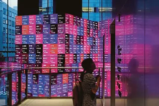 昨日（20日）一度狂泻逾千点的日本日经指数今日早盘上演大反转，不仅终结连续5天下跌的窘境，更重返6万点上方。（法新社档案照）
