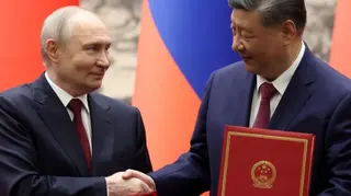 普京和習近平簽署協議後握手。