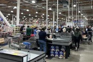 像Costco或Sam's Club這樣的量販超市，雖然商品單價較低，但若買太多最後吃不完、放到過期，反而造成浪費。（記者子為／攝影）