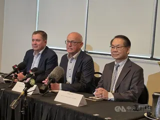 加拿大聯邦保守黨眾議員莊文浩（Michael Chong）訪台被中國批評，保守黨眾議員謝爾（Andrew Scheer，左起）、范博愛（Tako van Popta）和區澤光（Chak Au）都對中央社表達力挺莊文浩的訪台決定，強調加拿大主權獨立，不容他國干涉議員行動。中央社記者程愛芬溫哥華攝　115年5月21日