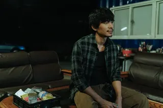 姚淳耀在《成名在望》飾演從科技新貴跌落至汽車保養廠的落魄維修工（圖／瀚草影視提供）