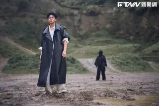 蕭景鴻在〈以我為名〉MV中躺爛泥、遇低溫、暴雨等。（圖／相信音樂提供）