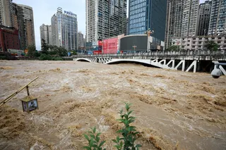周二，贵州都匀市遭遇强降雨后发生洪涝灾害。