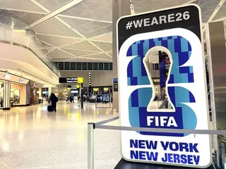 新澤西州紐瓦克自由國際機場內的一則FIFA世界盃廣告，上面印有「#WEARE26」標籤。國際足總負責監管包括世界盃在內的國際足球賽事