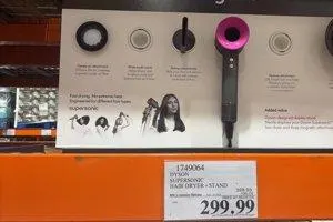 好市多戴森（Dyson）吹風機套裝，降價100美元。（記者邵敏╱攝影）