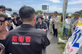 美軍海馬士射擊訓練，當地居民代表抗議交通不便與訓練常態化。   圖：翻攝「X」@NoMissileFuji