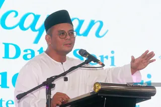 Selangor Menteri Besar Datuk Seri Amirudin Shari has called on all parties to stop practising “selective loyalty” towards the Sultan of Selangor, Sultan Sharafuddin Idris Shah, by defending the monarchy, religion and race only when it serves their political interests.-NSTP FILE PIC