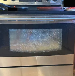 一名消費者反映，該電爐烤箱在未使用的情況下，烤箱門玻璃突然爆裂。（Consume...