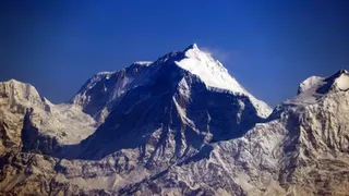 Russian double amputee summits Mount Everest