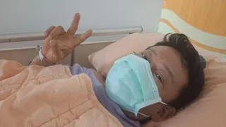 李康生動完手術開心比勝利手勢。圖／摘自蔡明亮臉書