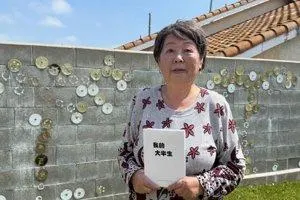 張克群最近出版新書「我的大半生」，記錄人生半輩子和中國大半個世紀發生和經歷的那些難忘事與有趣人。照片背景院墻上是張克群用老舊CD做成的抽象藝術品。（記者楊青／攝影）