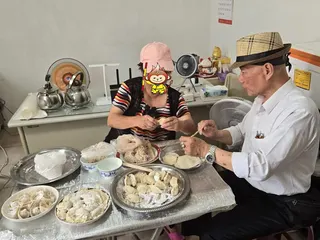 黃文智鼓勵更生人阿寶包水餃來販賣開啟自力更生的希望。（圖/財團法人臺灣更生保護會新北分會提供）