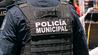Policia Municipal Mexican police officer standing in downtown Juárez