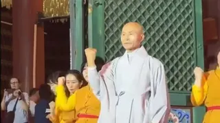 韩国僧侣变“佛系DJ” 燃灯会闭幕式嗨翻天
