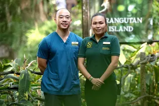 万态保育集团动物医疗保健与科学项目副总监王毅睿兽医博士（左）是负责为绍美进行人工授精手术和剖腹产手术的主持医生。万态集团动物数据与交易管理及灵长类动物护理营运馆长蔡玮凌（右）领导的团队，则负责照料园内的红毛猩猩等灵长类动物（primates）。（郑一鸣摄）