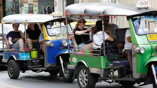 遊客乘搭嘟嘟車穿梭於曼谷街頭
