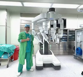 新竹馬偕醫院耳鼻喉頭頸外科醫師李翊豪表示，達文西微創手術可協助醫師在深層且狹窄的...